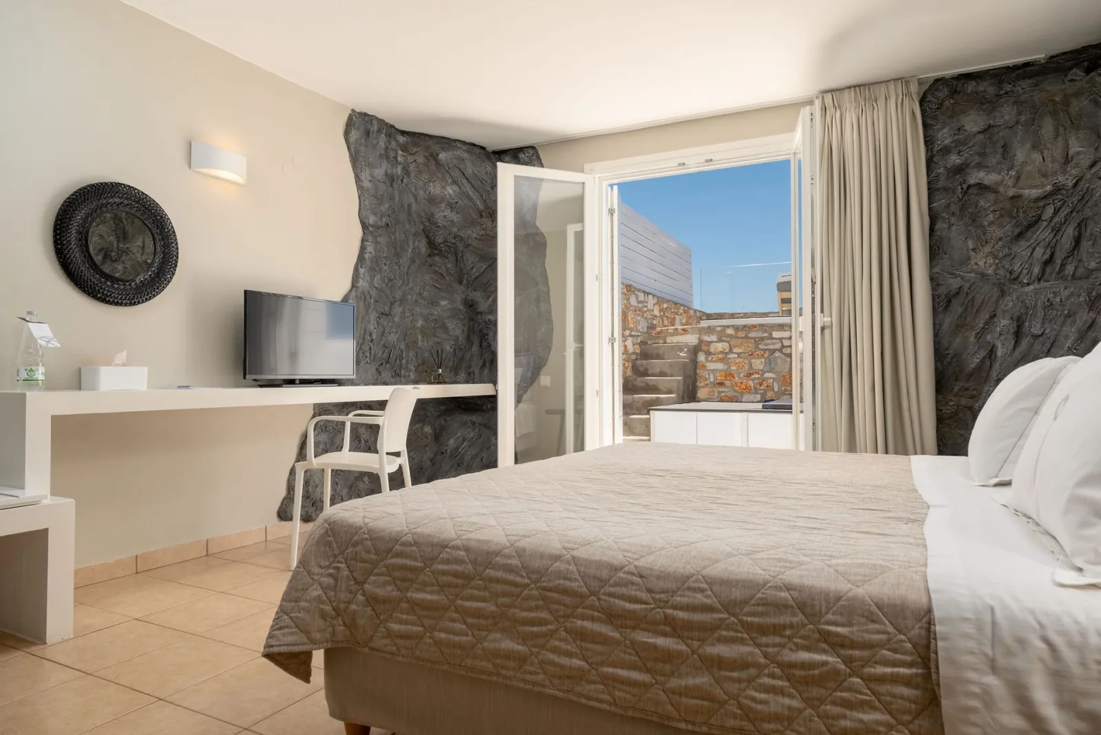 Paros Agnanti Resort & Spa, Grčka — Cave Suite with Outdoor Hot Tub