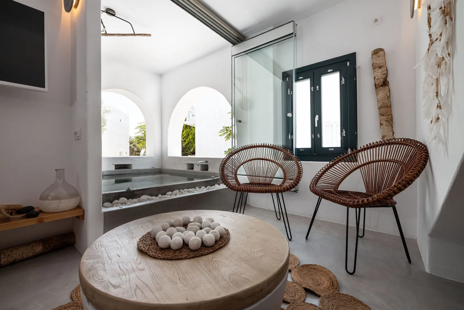 Sandaya Luxury Suites, Nausa, Grčka — Honeymoon Suite Outdoor Hot Tub