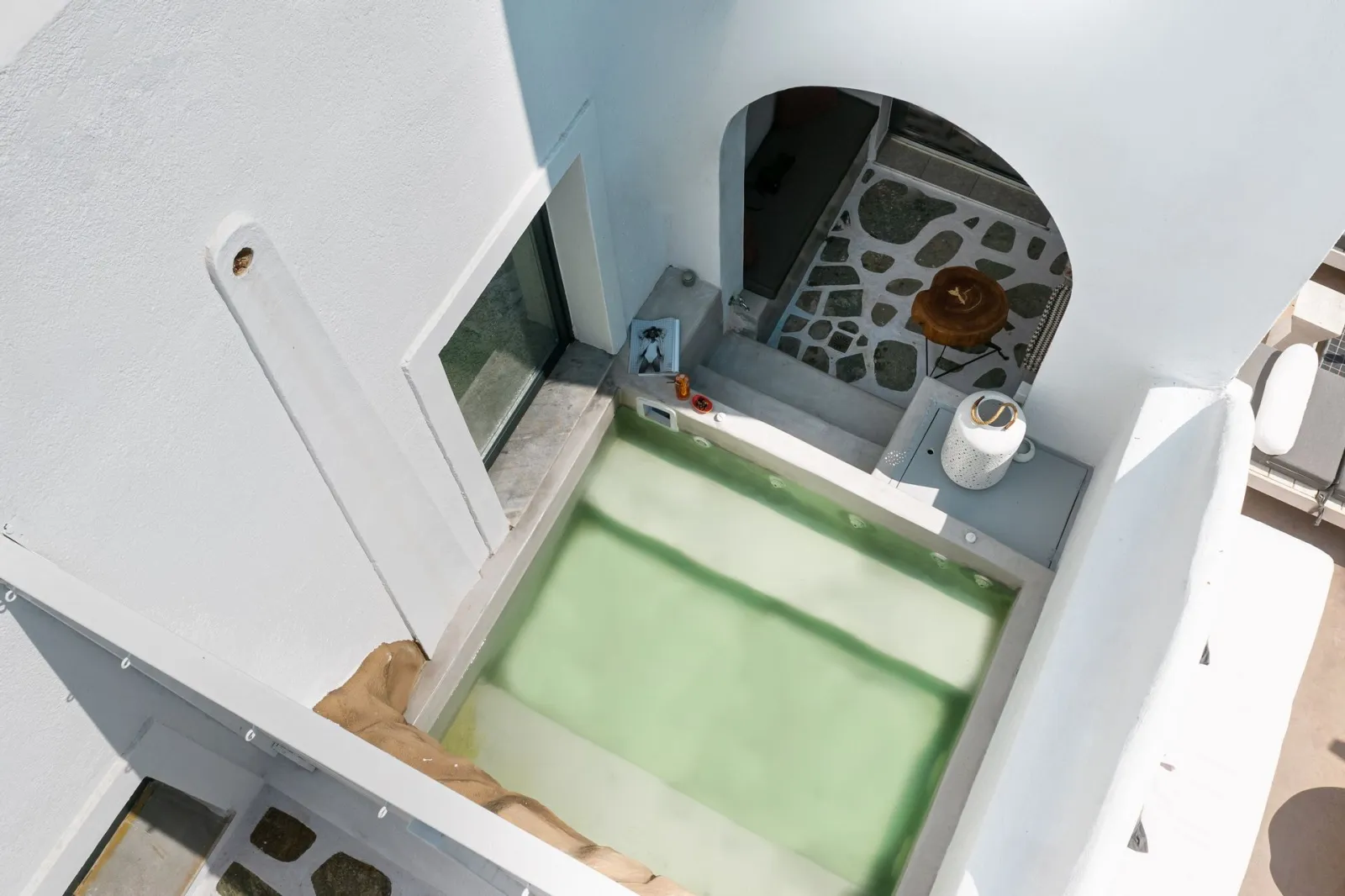 Sandaya Luxury Suites, Nausa, Grčka — Love Suite Outdoor Hot Tub