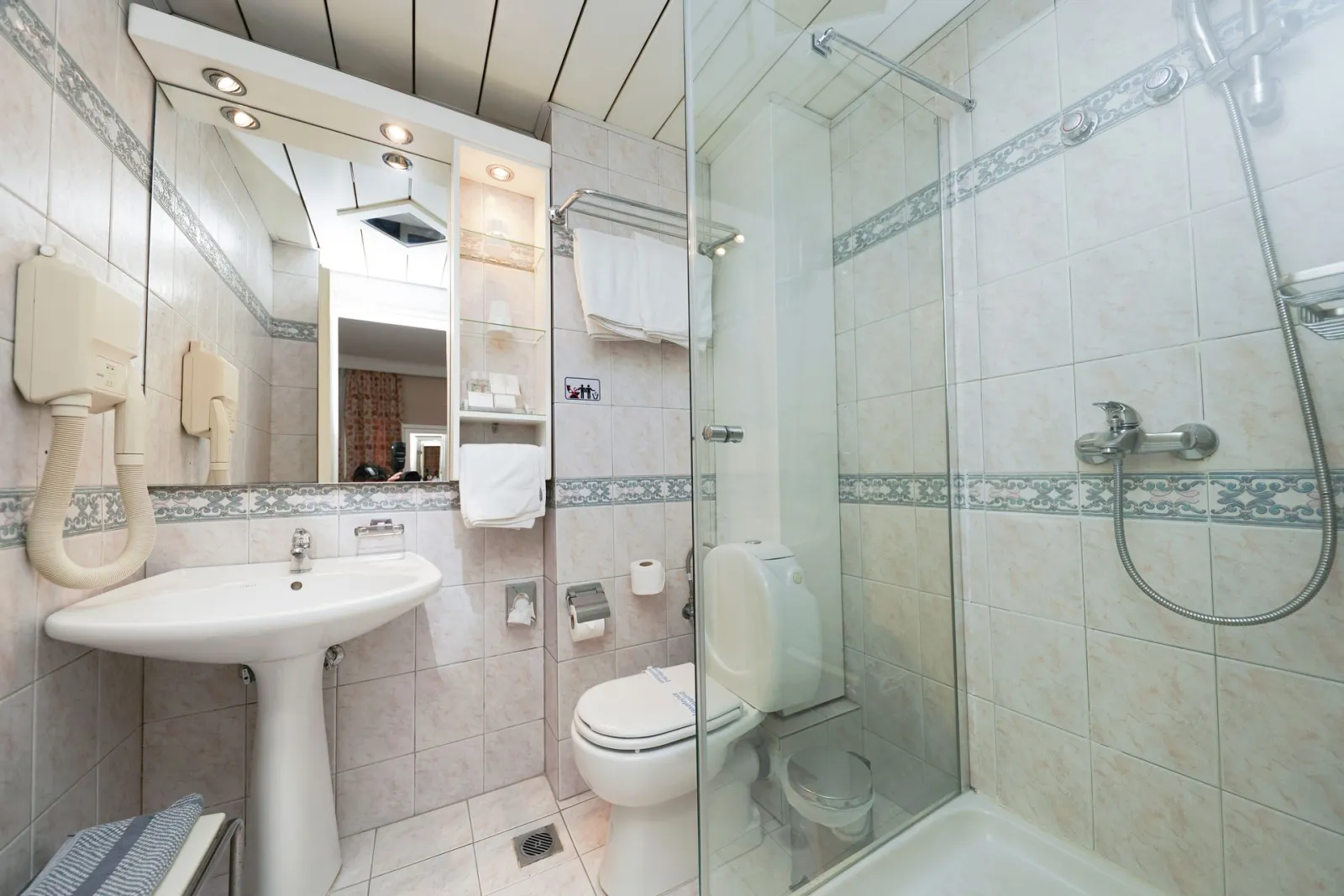 ABC Hotel Thessaloniki, Solun, Grčka — Twin Room Interior View
