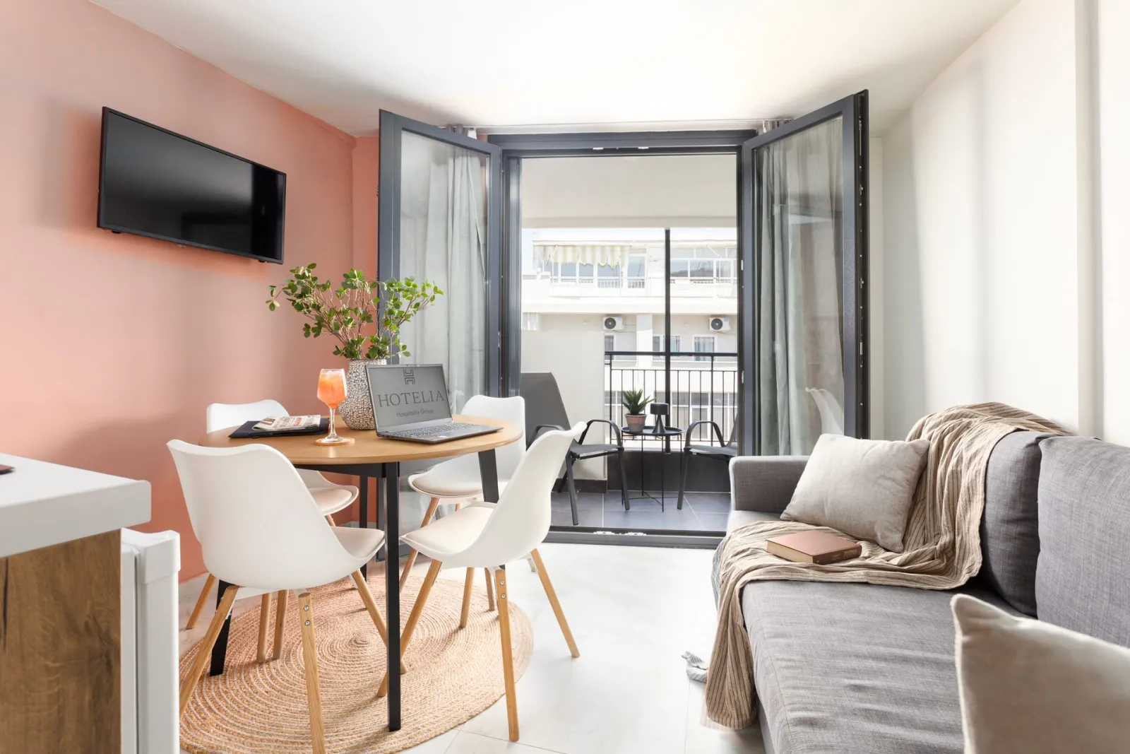 Aeons by Hotelia Hospitality Group, Solun – Vardaris, Grčka — One Bedroom Apt w/Balcony - Western Walls View