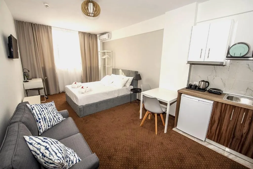 City Plaza Apartments & Rooms Thessaloniki, Grčka — Deluxe Room with Kitchenette