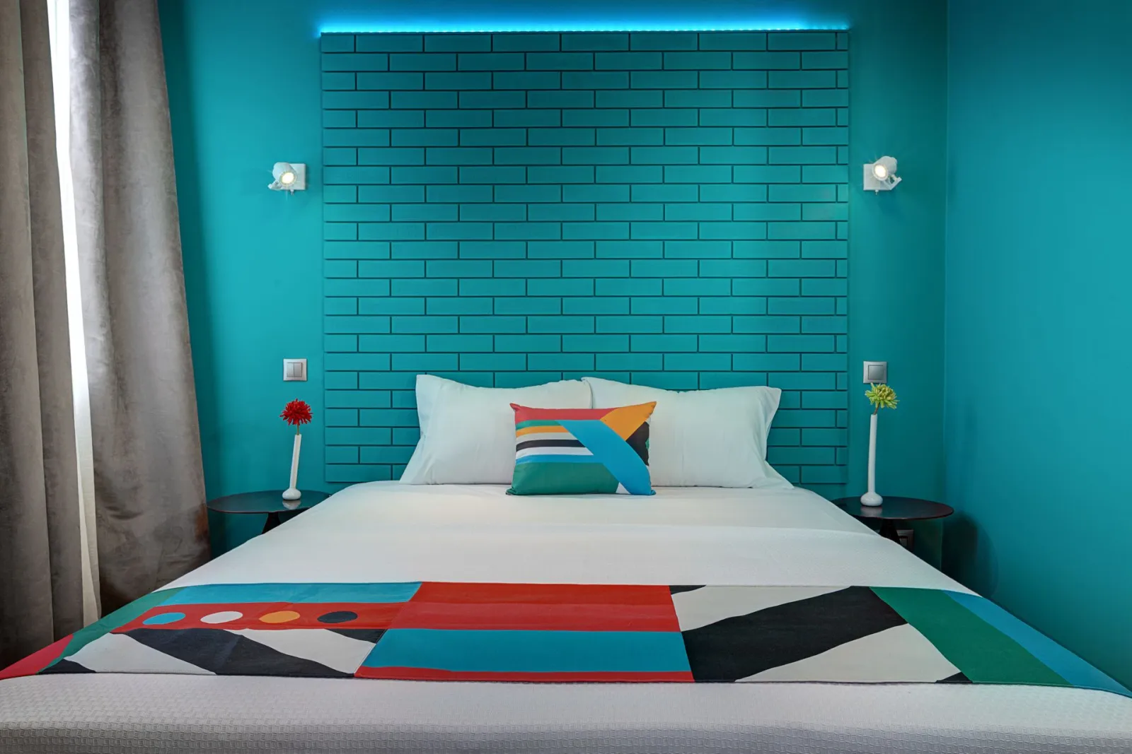 COLORS Central Ladadika, Grčka — Sunny Corner Room