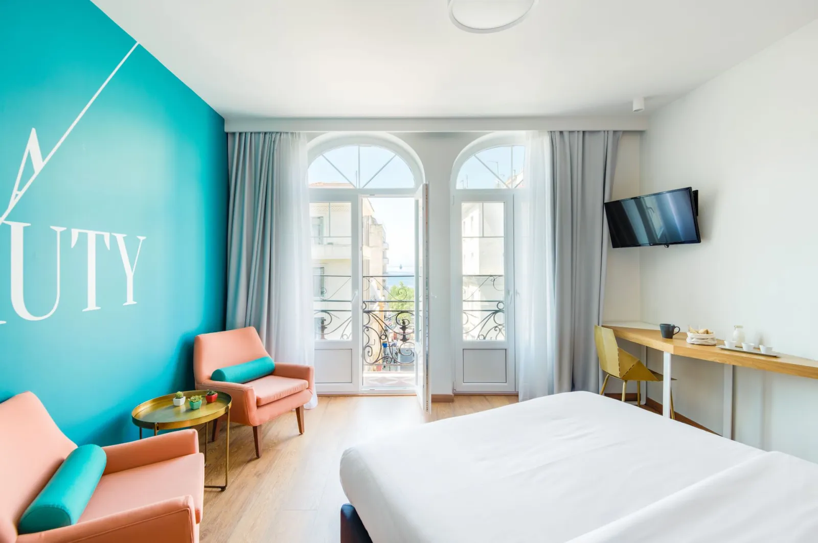 COLORS Urban Hotel, Solun, Grčka — Large Partial Sea View Room