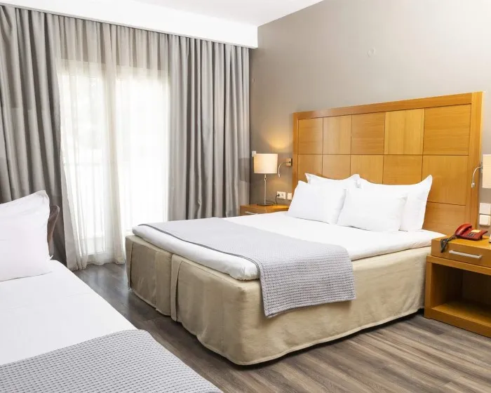 Golden Star City Resort, Perea, Grčka — Family Room /TWIN or DBL Family Room Partial Sea View