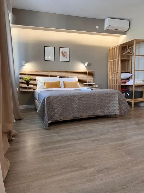 Luxor Suites Venizelou, Grčka — Triple Room With Balcony