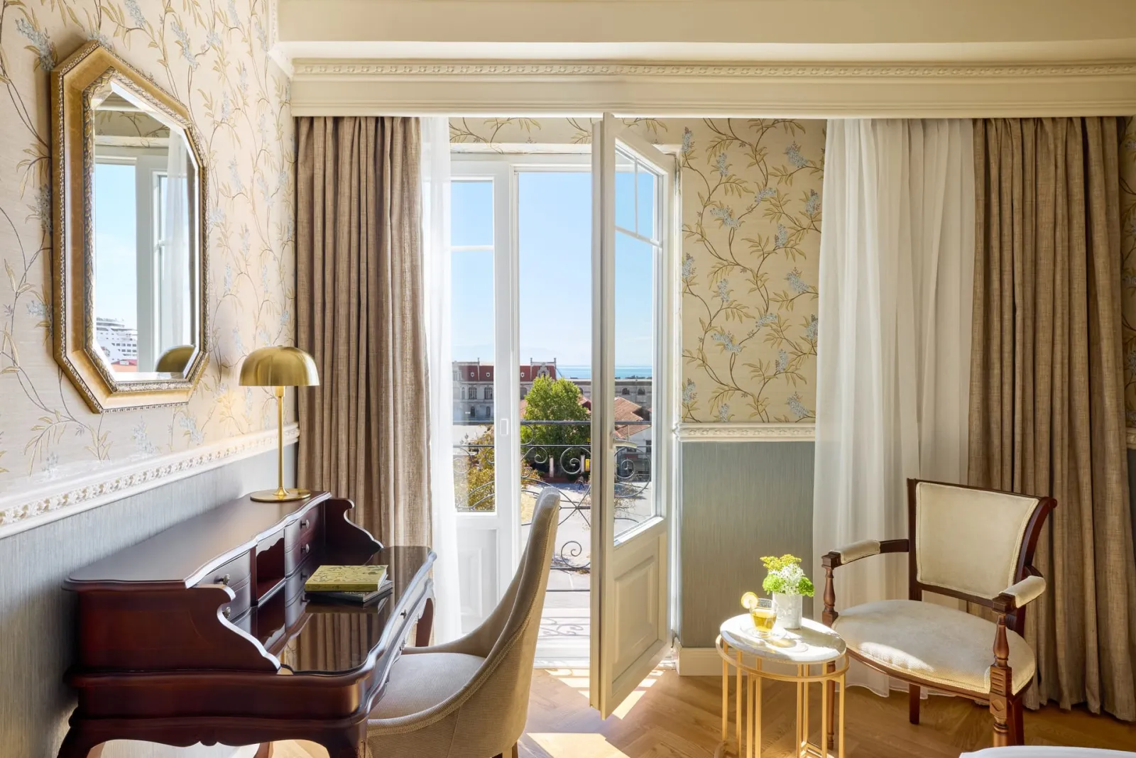 Mediterranean Palace Hotel, Grčka — Deluxe King Bed Old Port View
