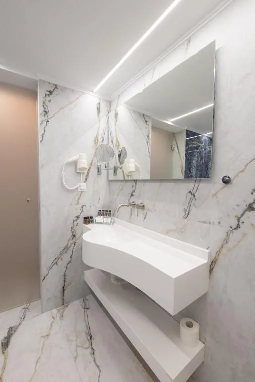 Modern Revival Luxury Hotel, Solun, Grčka — Double Room
