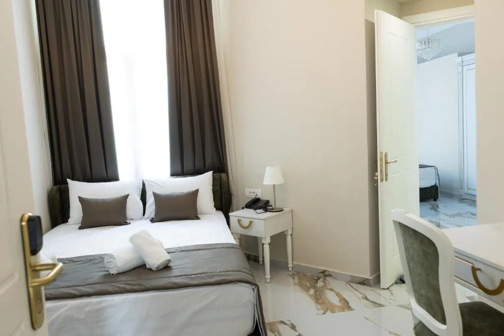 Modern Revival Luxury Hotel, Solun, Grčka — Family Room