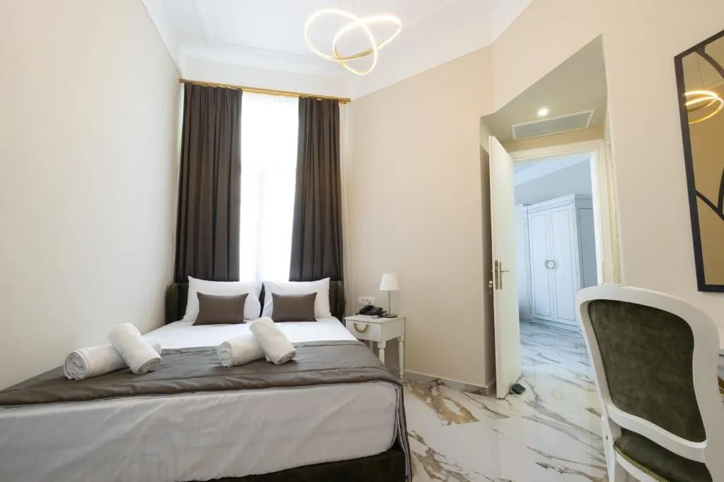 Modern Revival Luxury Hotel, Solun, Grčka — Family Room