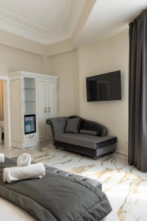 Modern Revival Luxury Hotel, Solun, Grčka — Family Suite