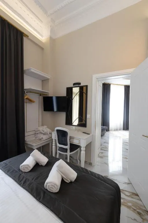 Modern Revival Luxury Hotel, Solun, Grčka — Family Suite