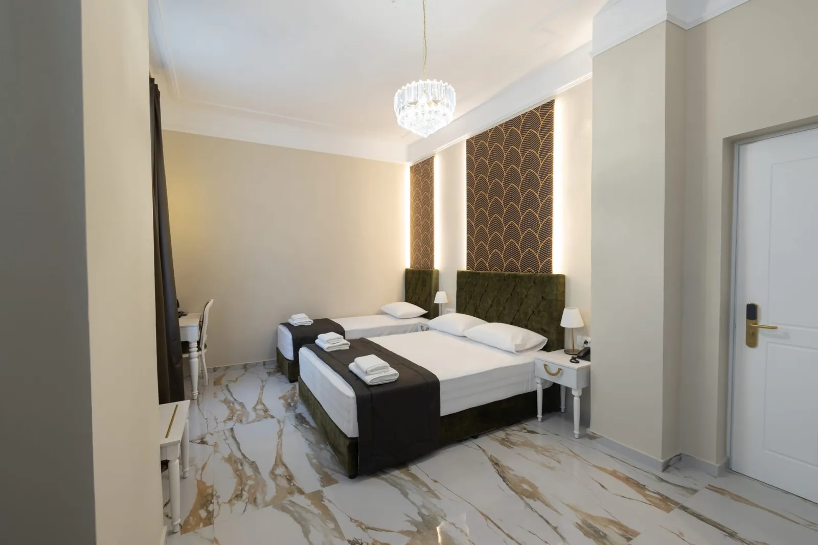 Modern Revival Luxury Hotel, Solun, Grčka — Triple Room