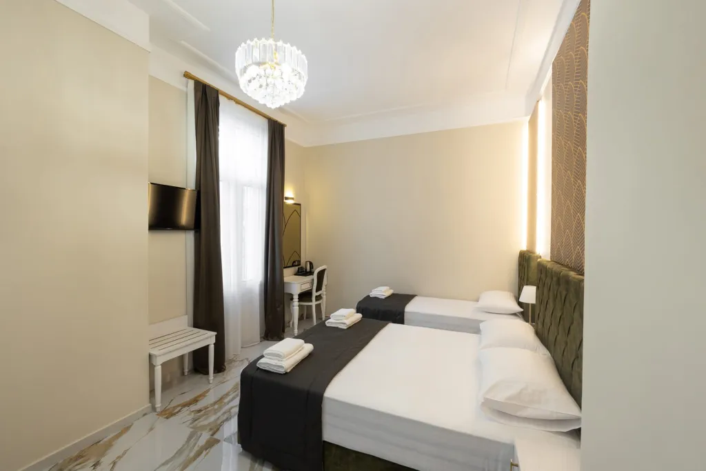 Modern Revival Luxury Hotel, Solun, Grčka — Triple Room