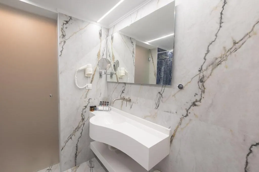 Modern Revival Luxury Hotel, Solun, Grčka — Triple Room