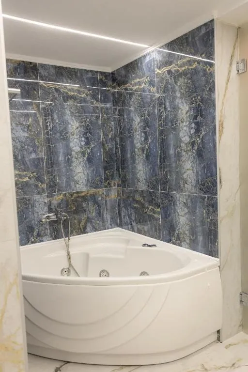 Modern Revival Luxury Hotel, Solun, Grčka — Triple Room