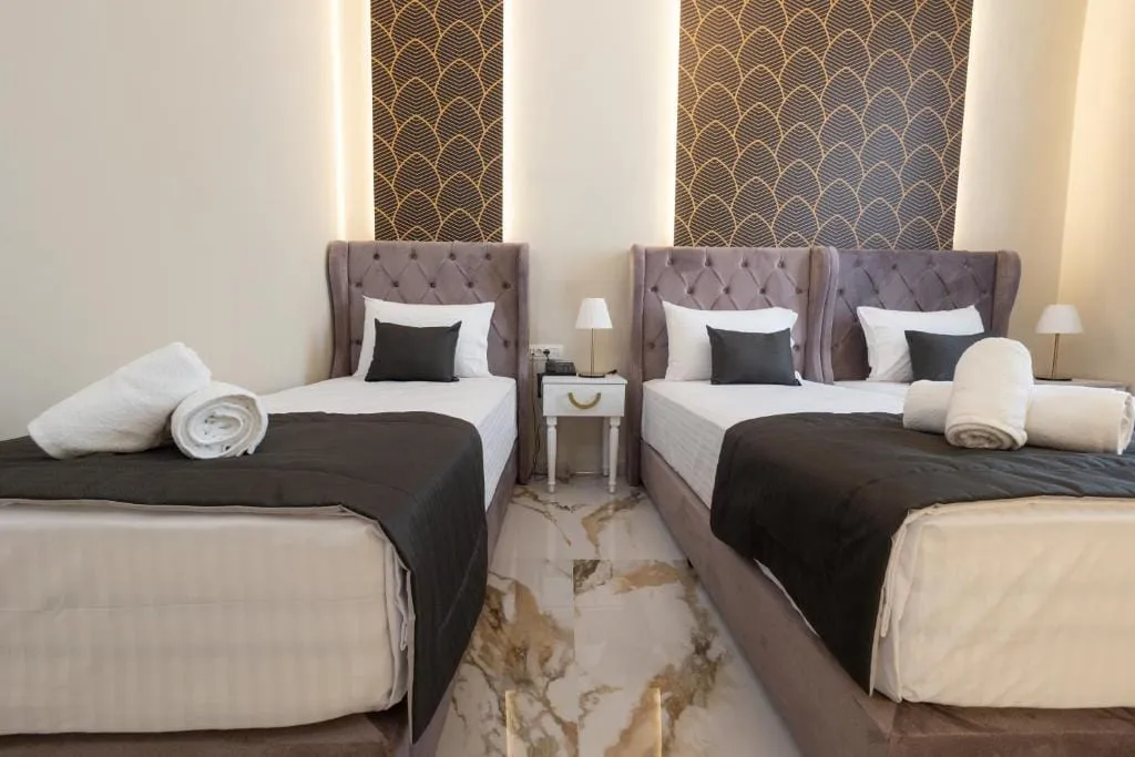 Modern Revival Luxury Hotel, Solun, Grčka — Triple Room