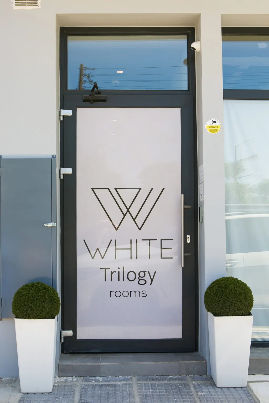 White Trilogy Rooms, Grčka