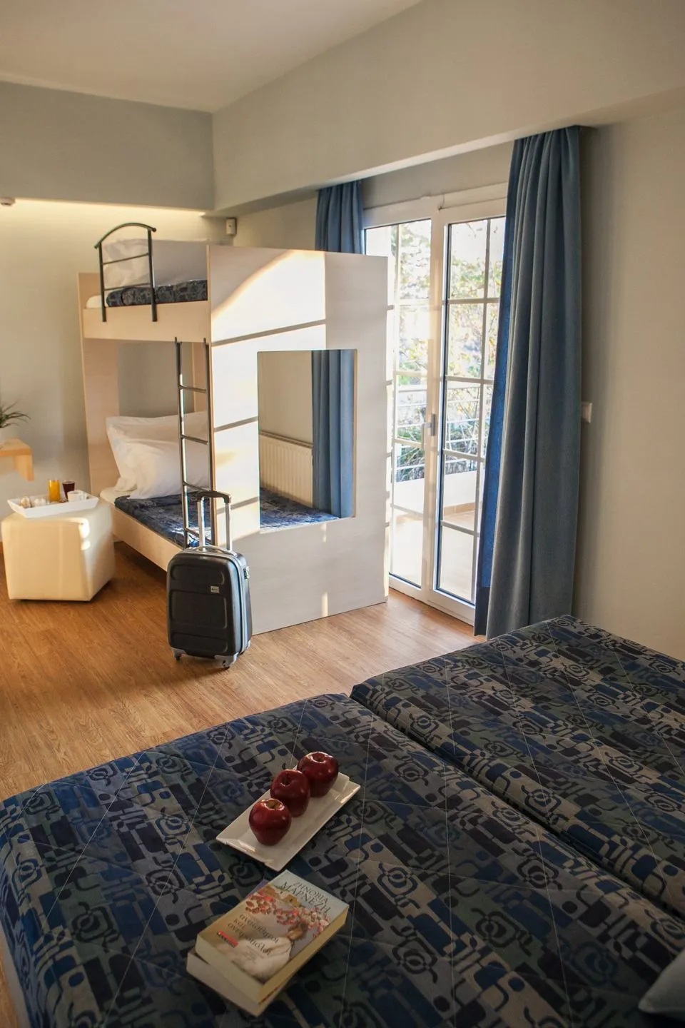 Kronos Hotel, Platamon, Grčka — Family Room with Bunk Beds