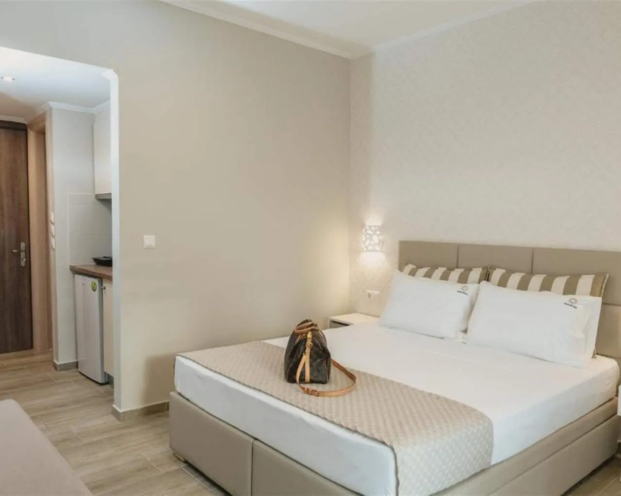 Ammos Beach Seaside Luxury Suites, Olimpik Bič, Grčka — Family Room Ground Floor