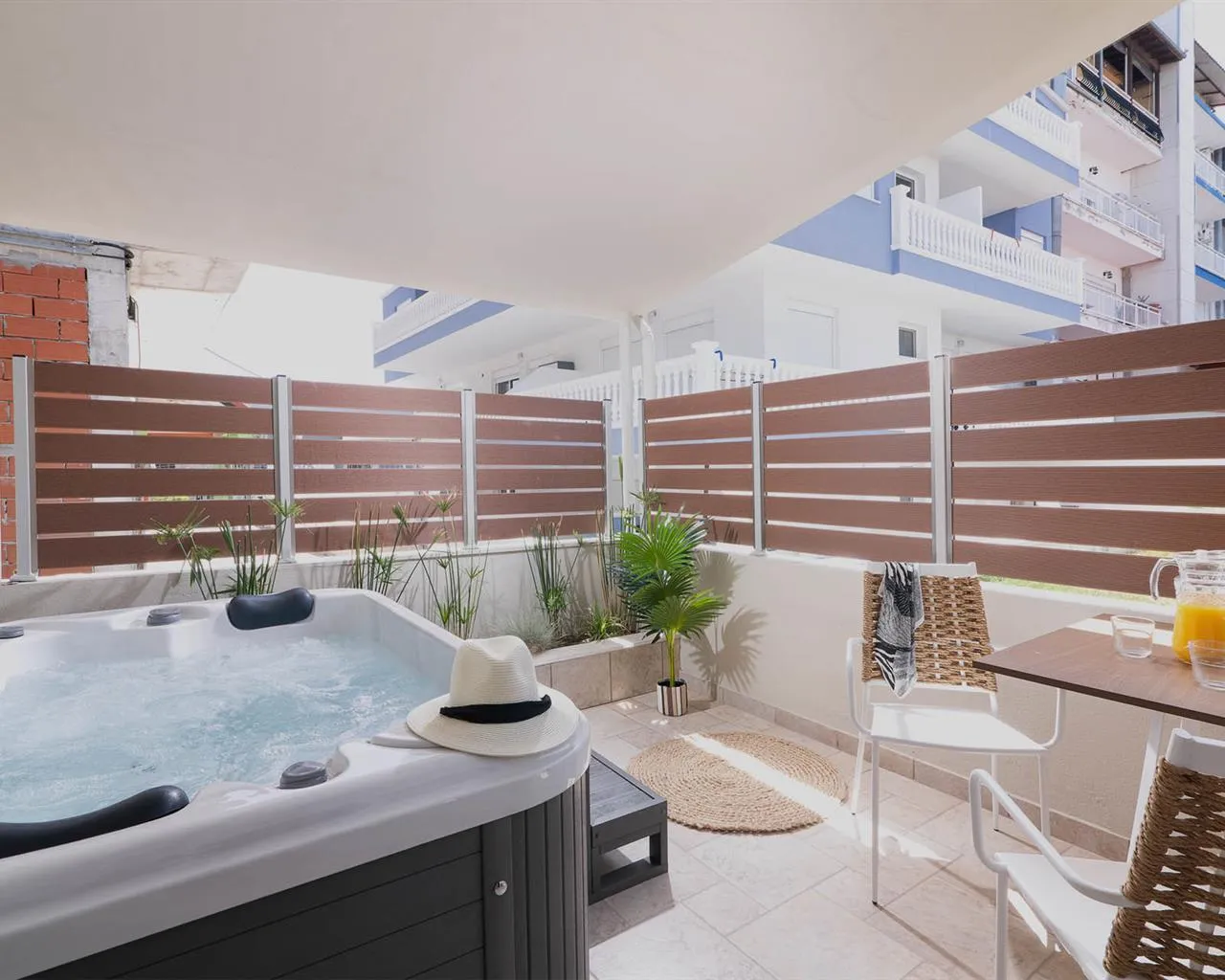 ELLE Rooms & Suites, Paralija, Grčka — Junior Suite With Outdoor Jacuzzi