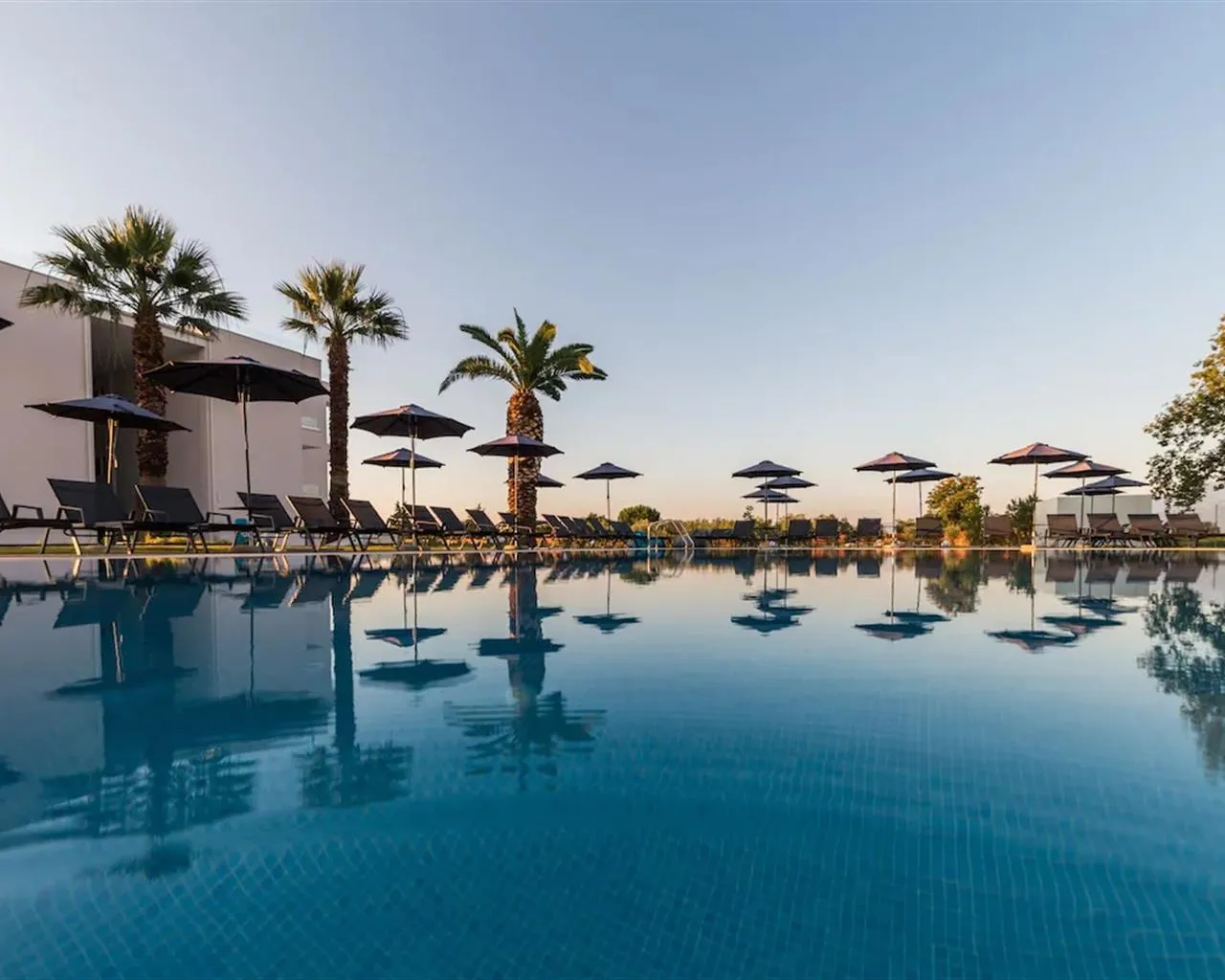 Mythic Summer Hotel, Paralija