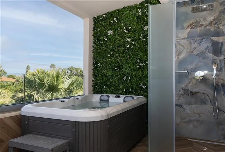 Mythic Summer Hotel, Paralija, Grčka — Blue Suite Hot Tub