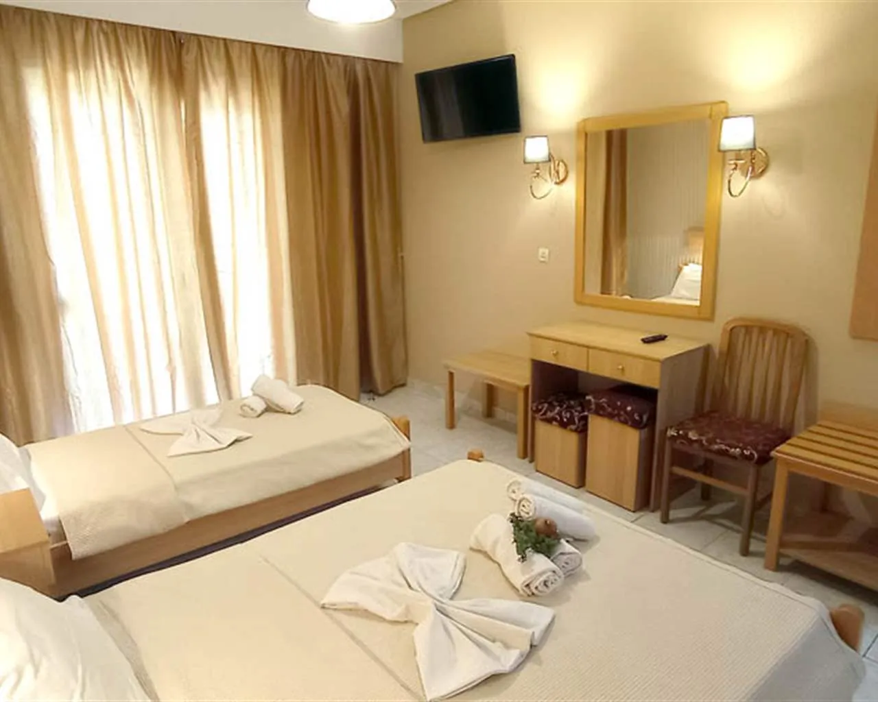 Themis Beach Hotel, Paralija, Grčka — Triple Room Road View
