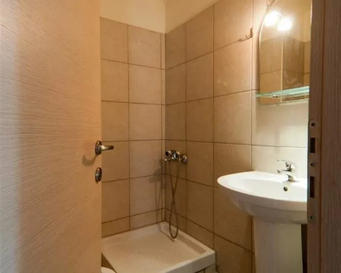 Yakinthos Hotel, Paralija, Grčka — Double Room Economy (Semi basement)