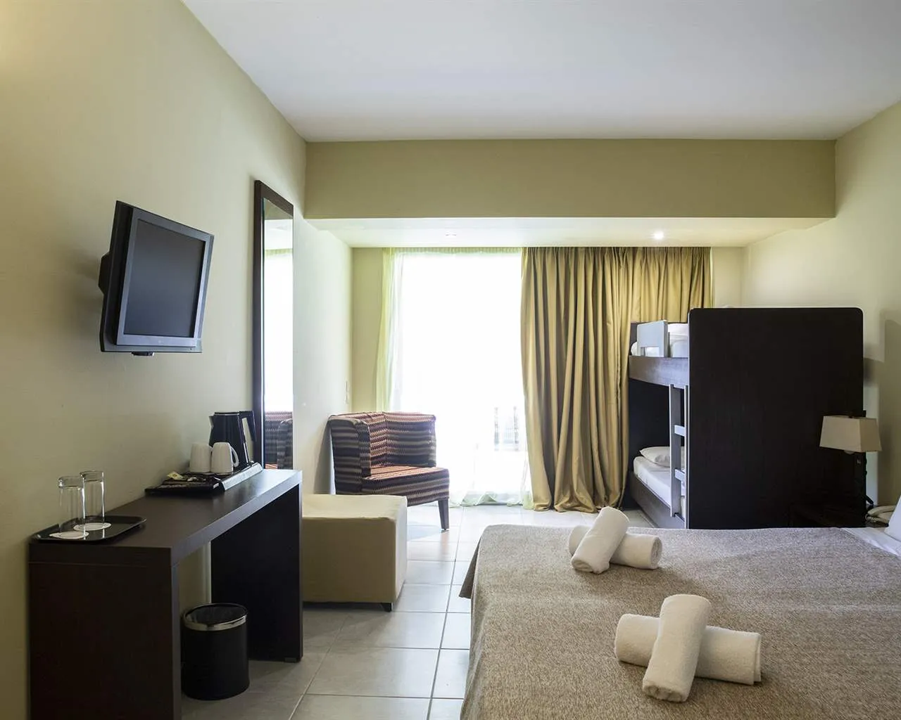 Olympian Bay Grand Resort By Anayia All-Inclusive Resorts, Leptokarija, Grčka — Bungalow Family Bunk Bed