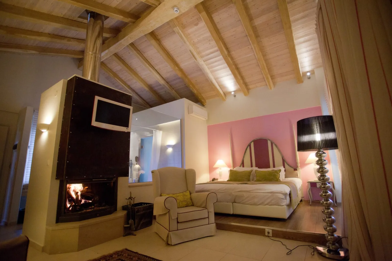 Litohoro Olympus Resort Villas & SPA, Plaka Litohoro, Grčka — VIP VILLA WINTER ROOM ONLY with Fireplace and Hot Tub