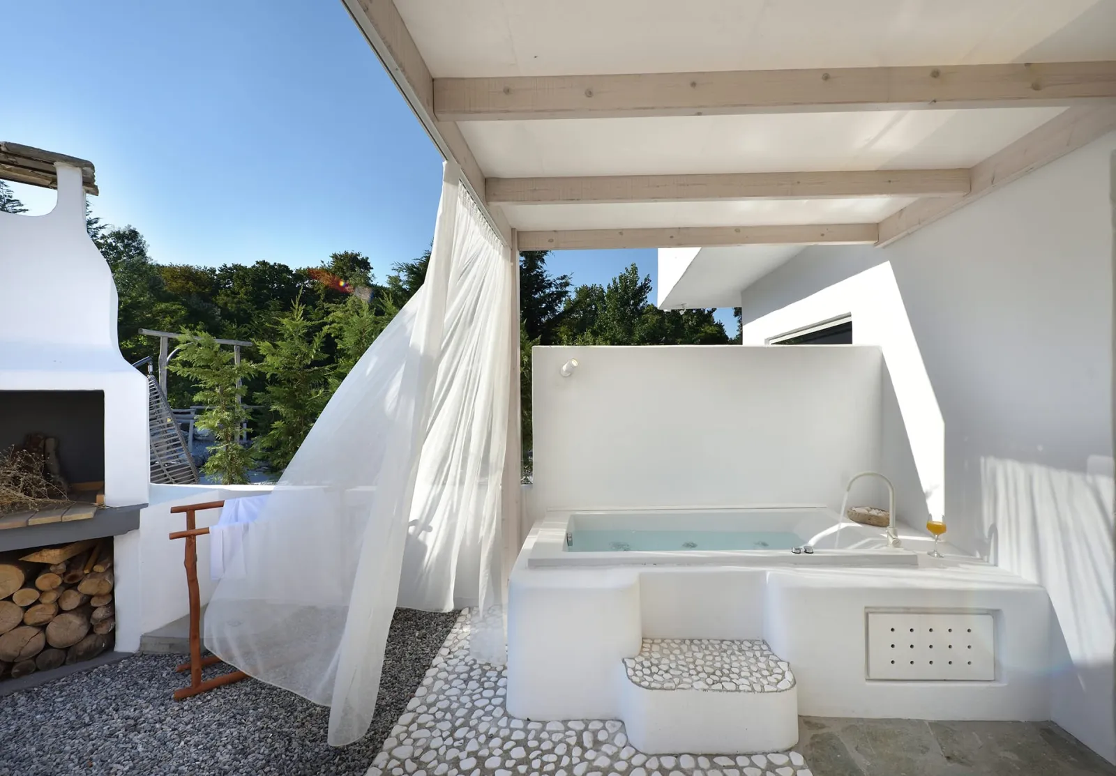 Olympa Suites, Gritsa / Plaka Litohoro, Grčka — Junior Suite Garden View with Outdoor Hot Tub
