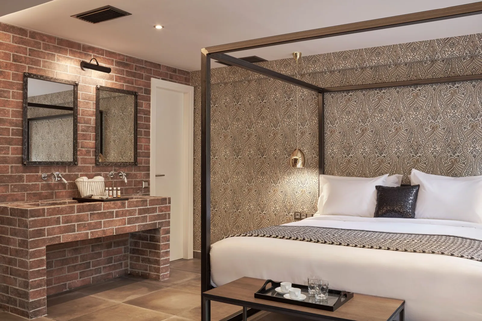 18 Micon Street Athens, Monastiraki, Grčka — Junior Suite