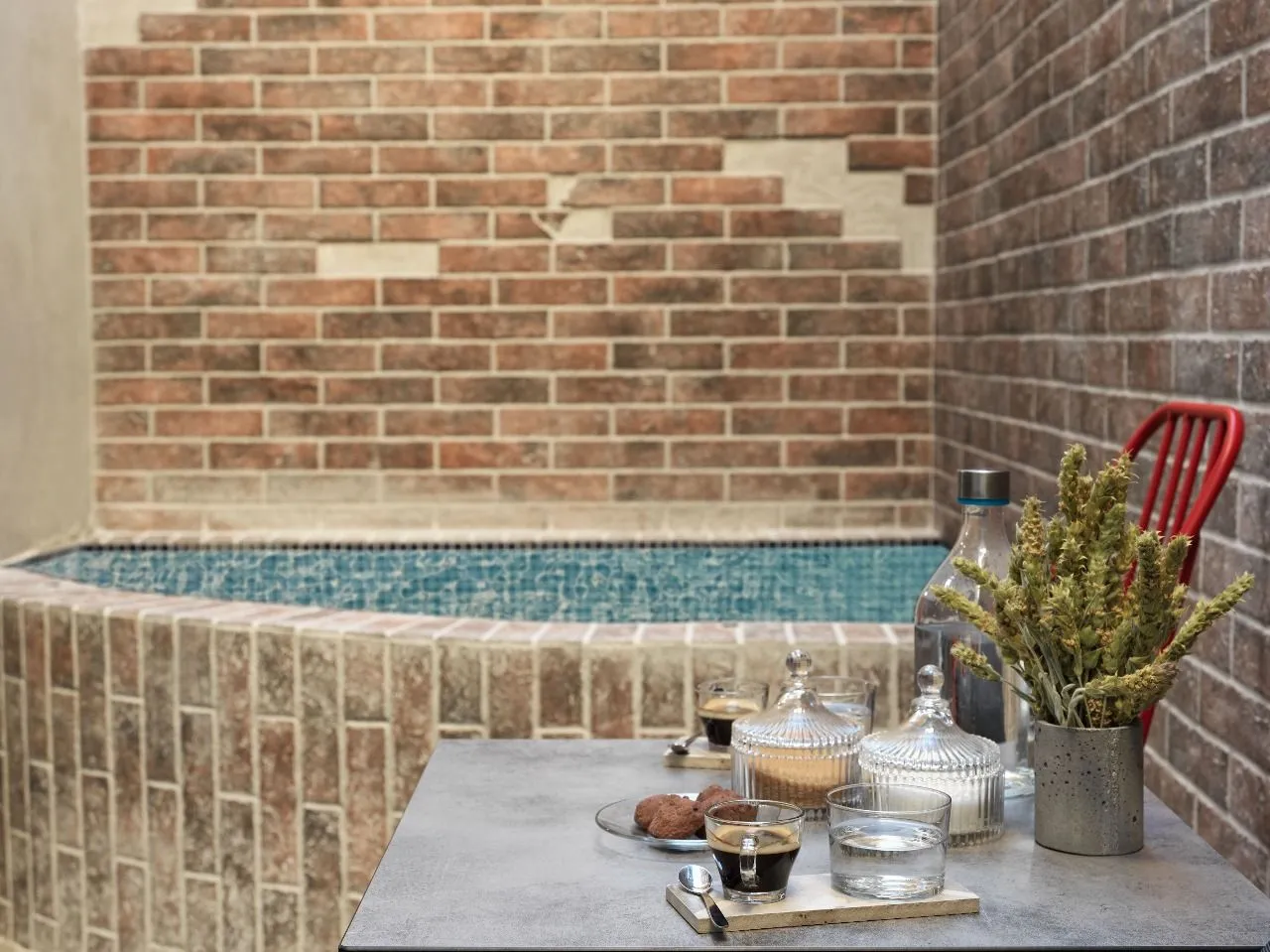 18 Micon Street Athens, Monastiraki, Grčka — Urban Suite with Private Patio & Jacuzzi