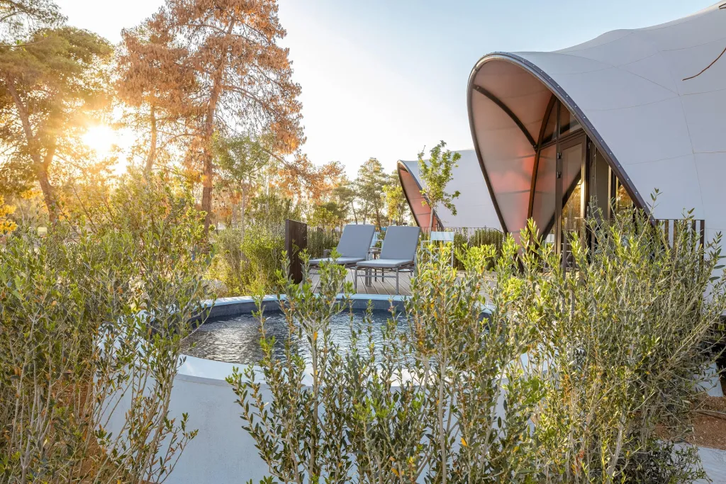 91 Athens Riviera, Atens Riviera, Grčka — Couples Cabana with Plunge Pool