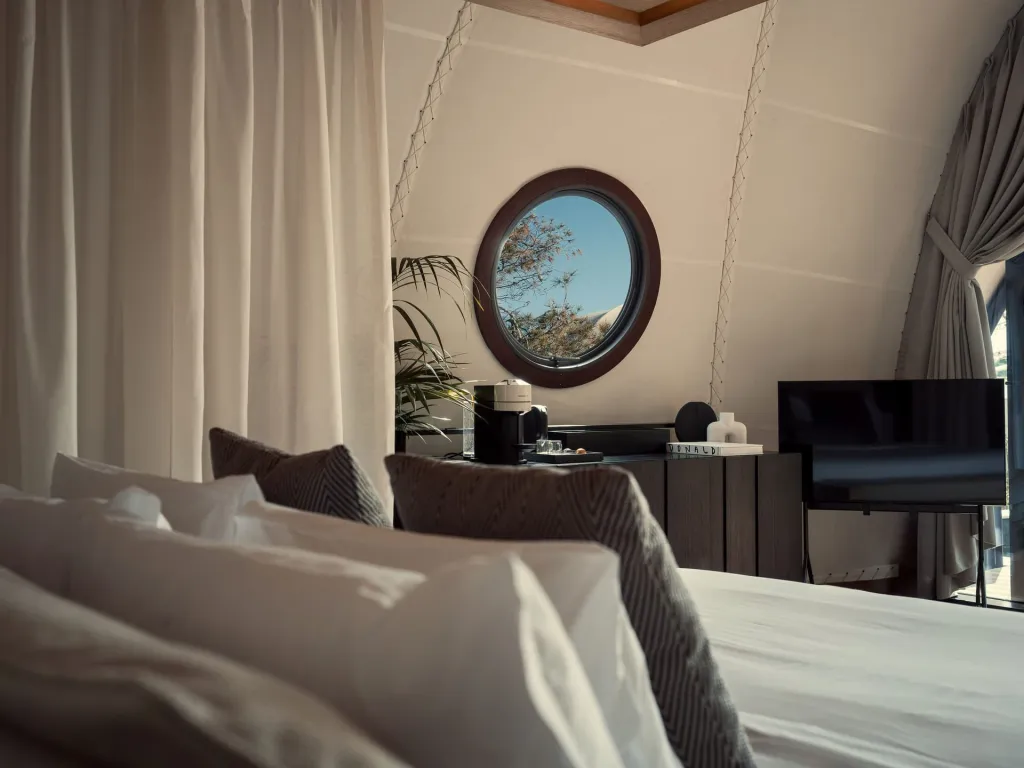 91 Athens Riviera, Atens Riviera, Grčka — Couples Cabana with Plunge Pool