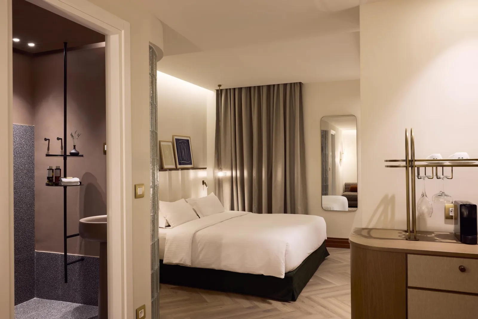 A for Athens, Monastiraki, Grčka — Deluxe Double Room