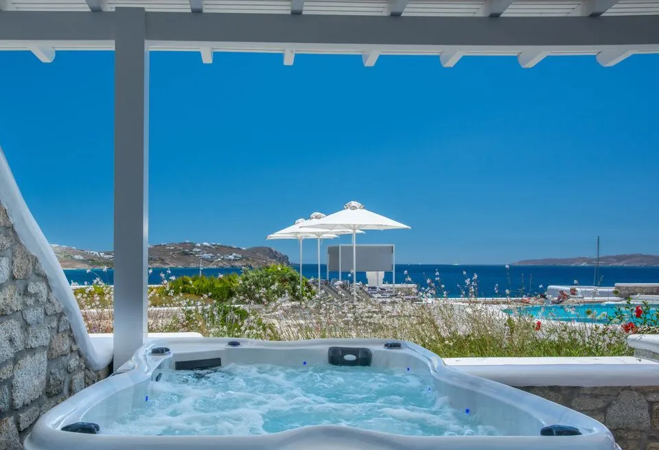 DeLight Boutique Hotel - Small Luxury Hotels of the World, Ornos, Grčka — Deluxe Suite Sea View With Outdoor Jacuzzi