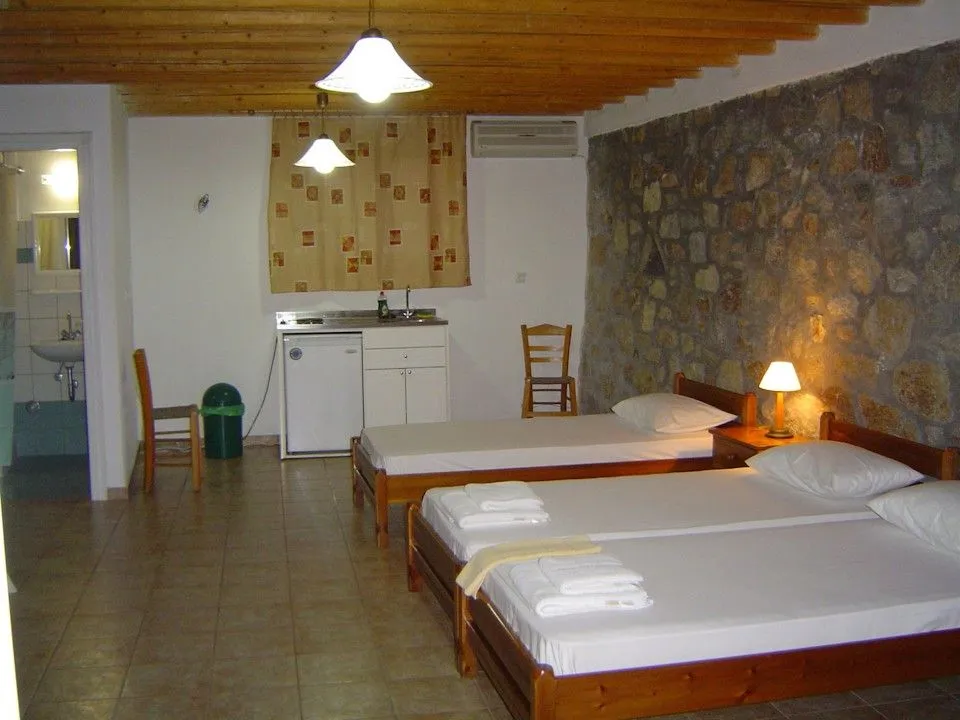 Dina's Rooms, Petinaros, Grčka — Studio triple with Garden View in Dina's Town