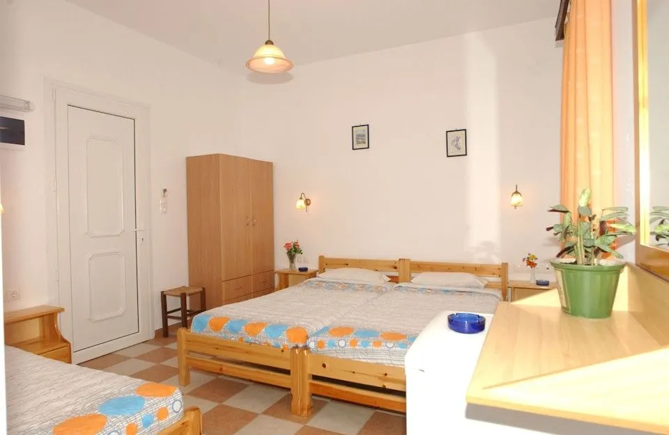 Dina's Rooms, Petinaros, Grčka — Triple Room with Garden View in Dina's Town