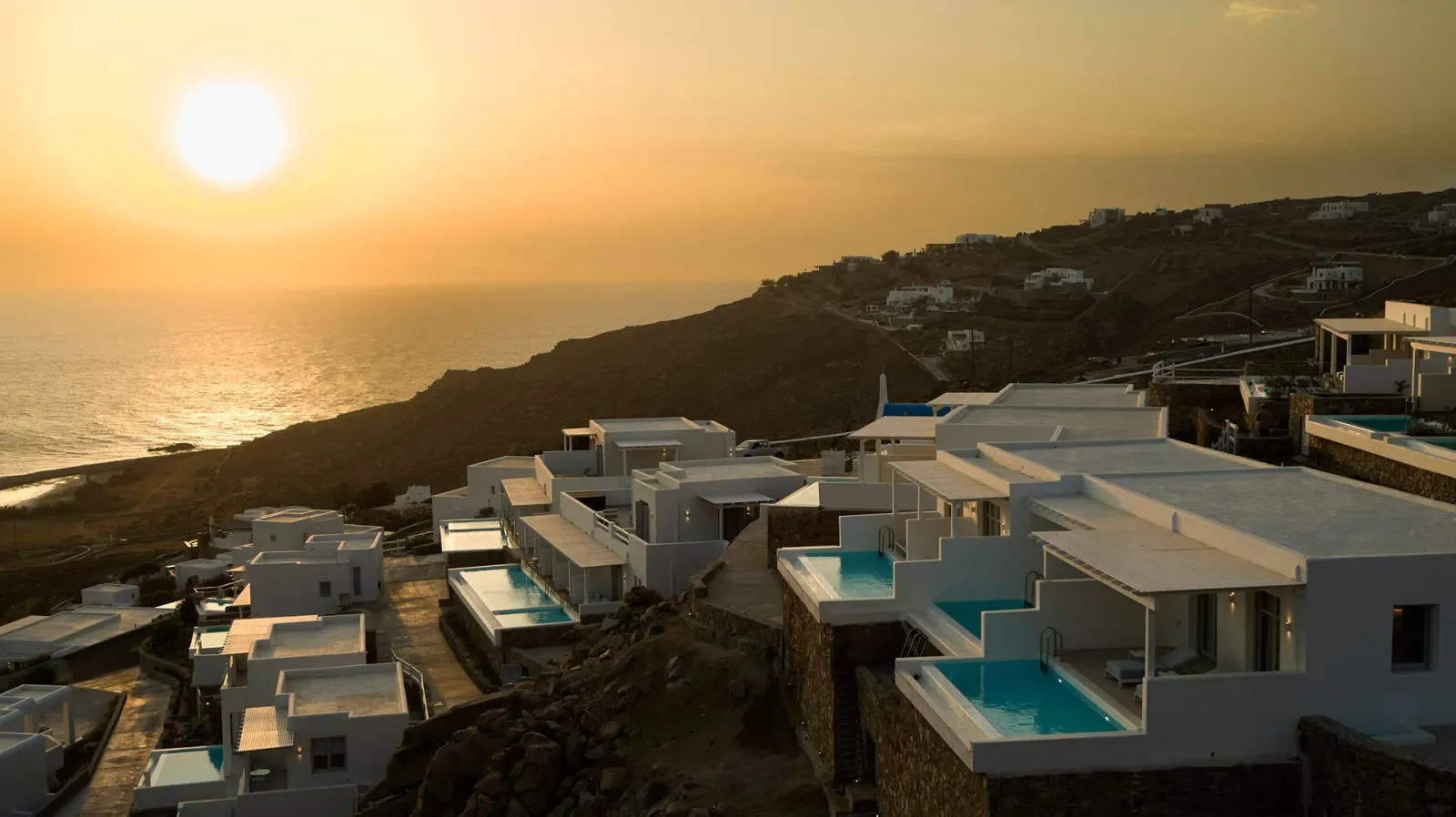 Epic Blue Mykonos, Hulakia