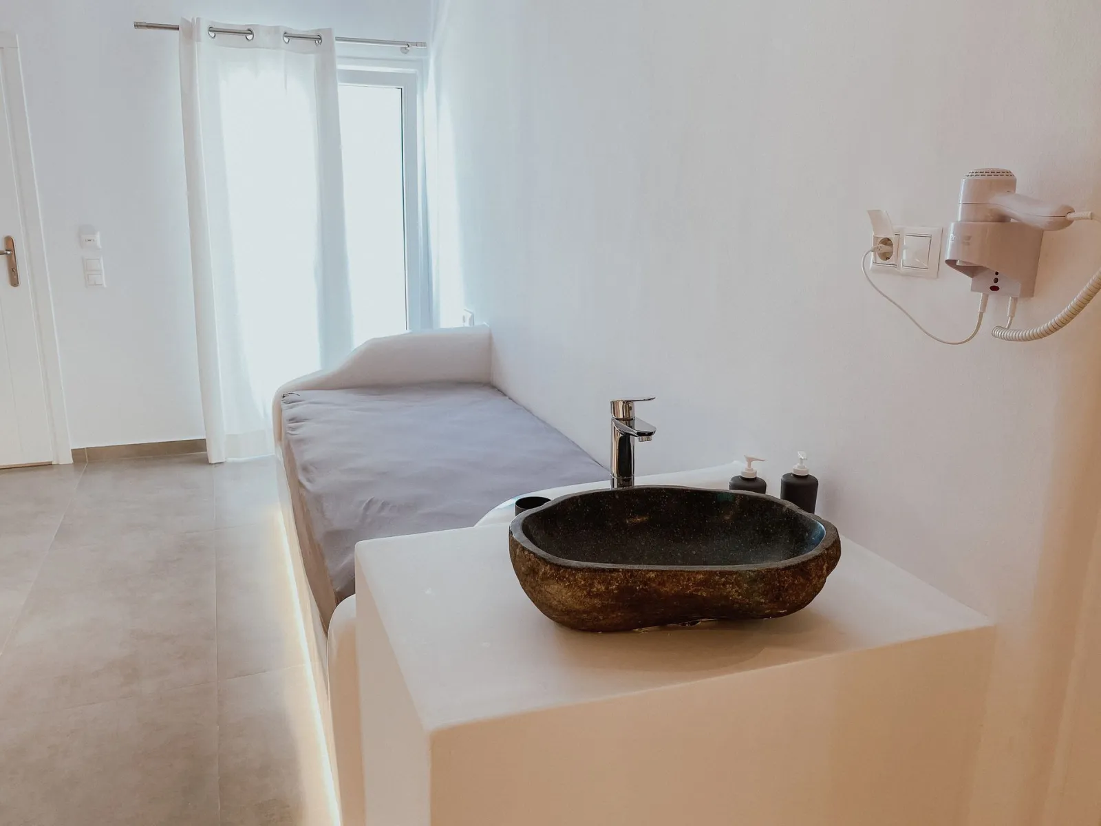 Eternal Suites Mykonos, Petinaros, Grčka — Family Suite with Side Sea View
