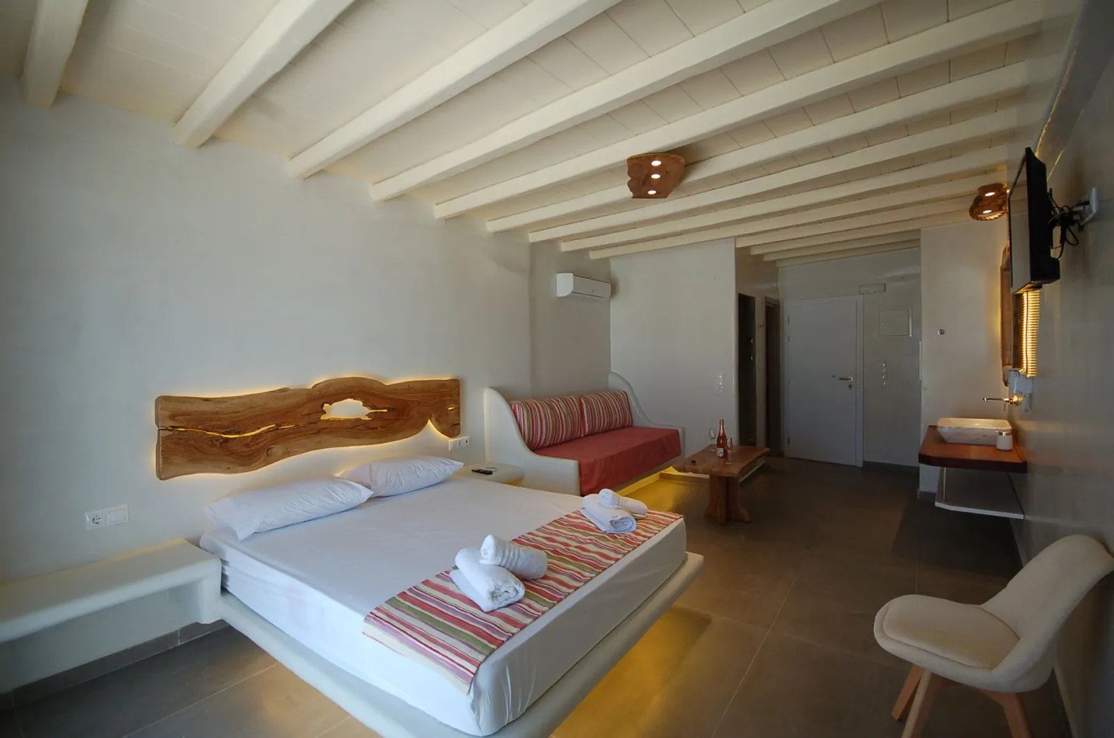Eternal Suites Mykonos, Petinaros, Grčka — Junior suite with hot tub & sea view