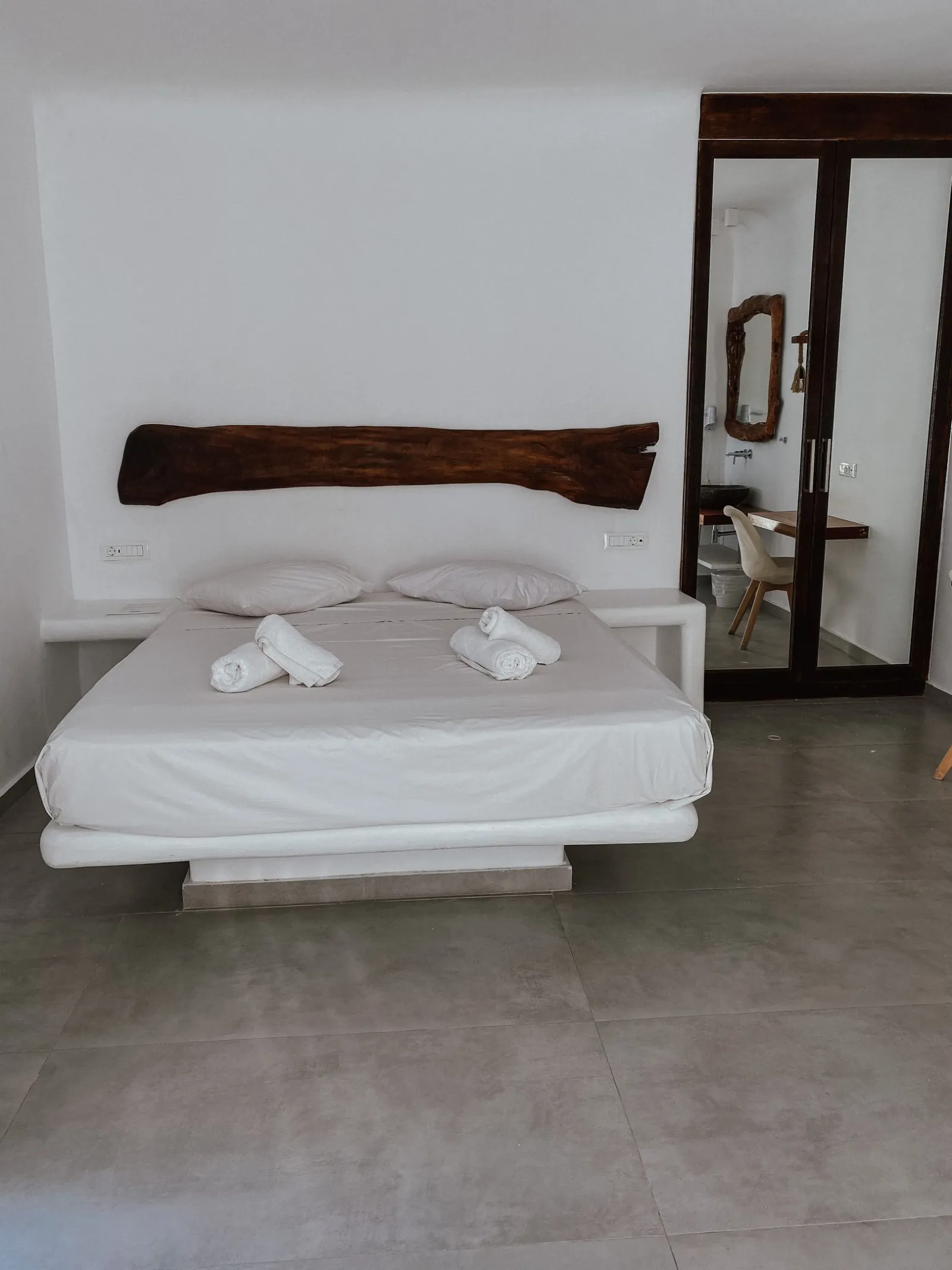 Eternal Suites Mykonos, Petinaros, Grčka — Junior Suite with Private Pool and Sea View