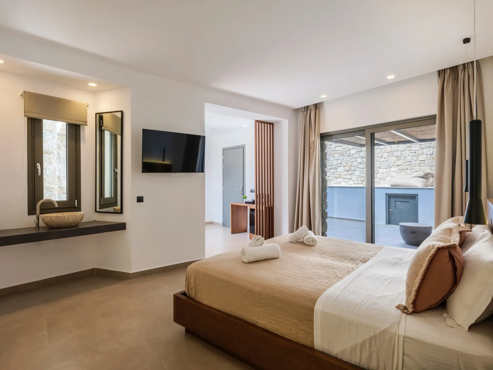 Evi Suites & Villas, Psaru, Grčka — Premier Suite Plunge Pool on backyard