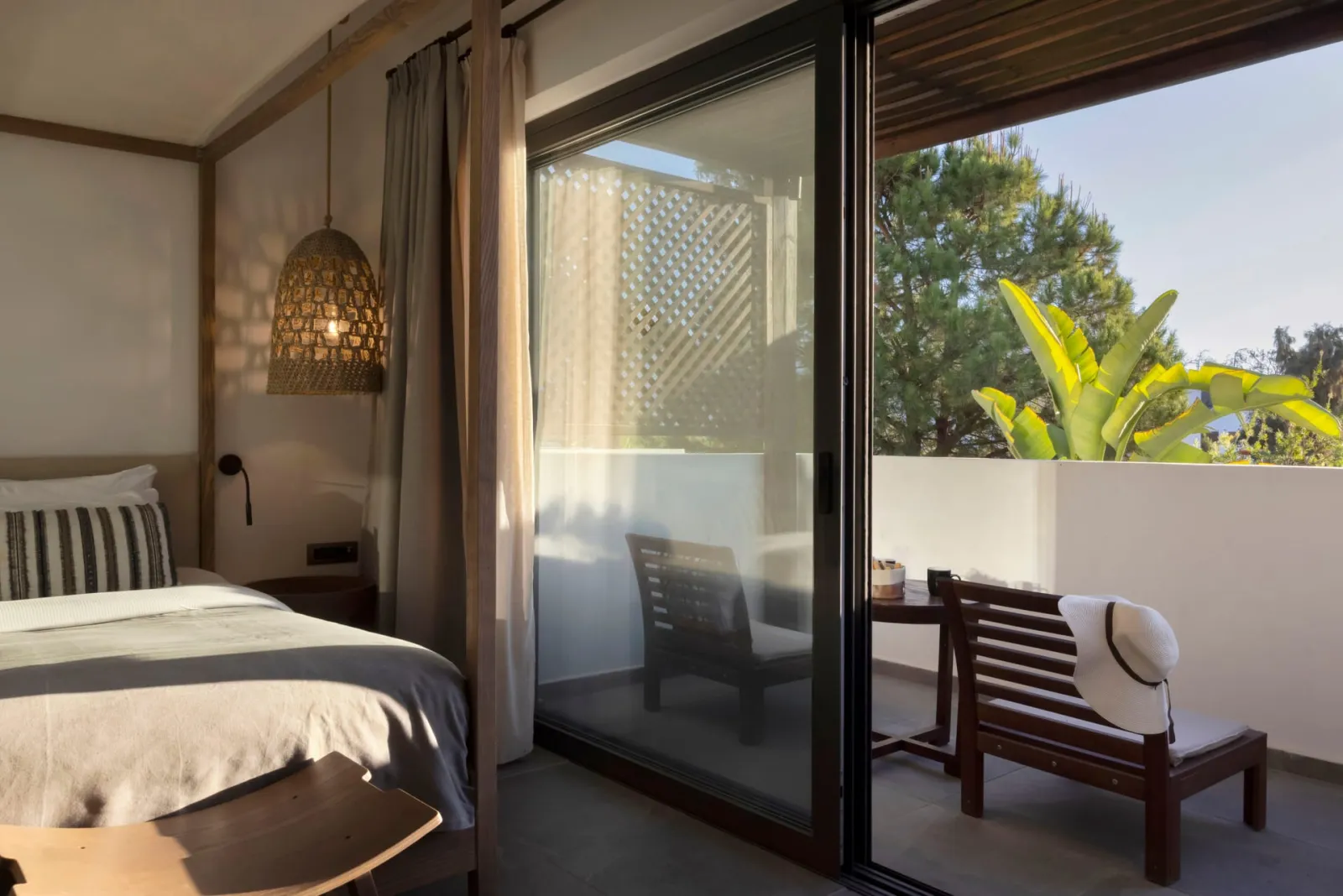 Aulus Lindos Rhodes, Curio Collection by Hilton, Rodos, Grčka — Tropical Zen Bungalow Suite