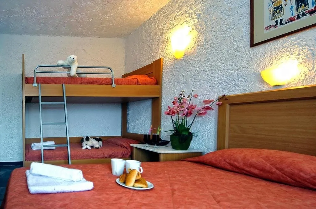 Karteros Hotel, Iraklion, Grčka — Family Room with Sea View