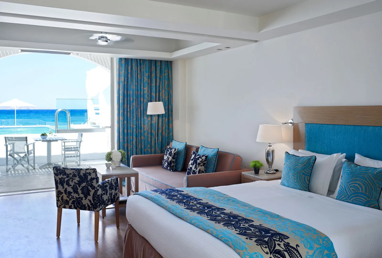 Knossos Beach Bungalows Suites Resort & Spa, Gurnes, Grčka — Spa Suite Seafront with Private Heated Pool
