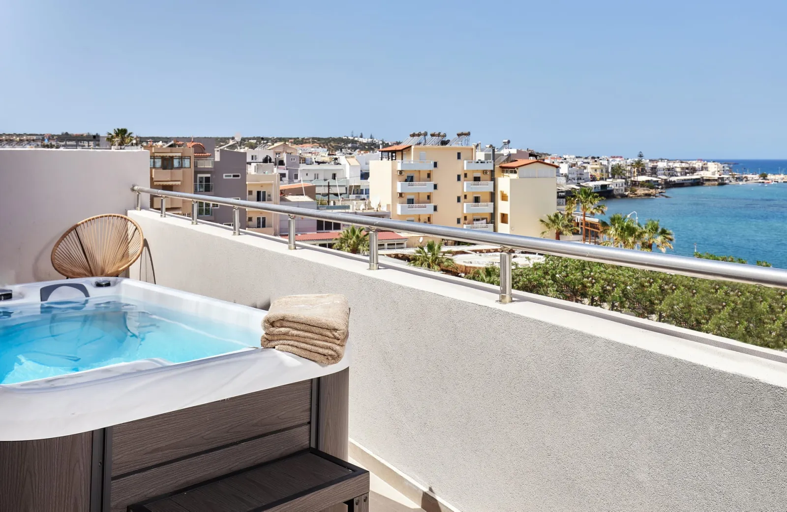 Lotus Rise Hotel, Hersonisos, Grčka — Deluxe Suite with Jacuzzi