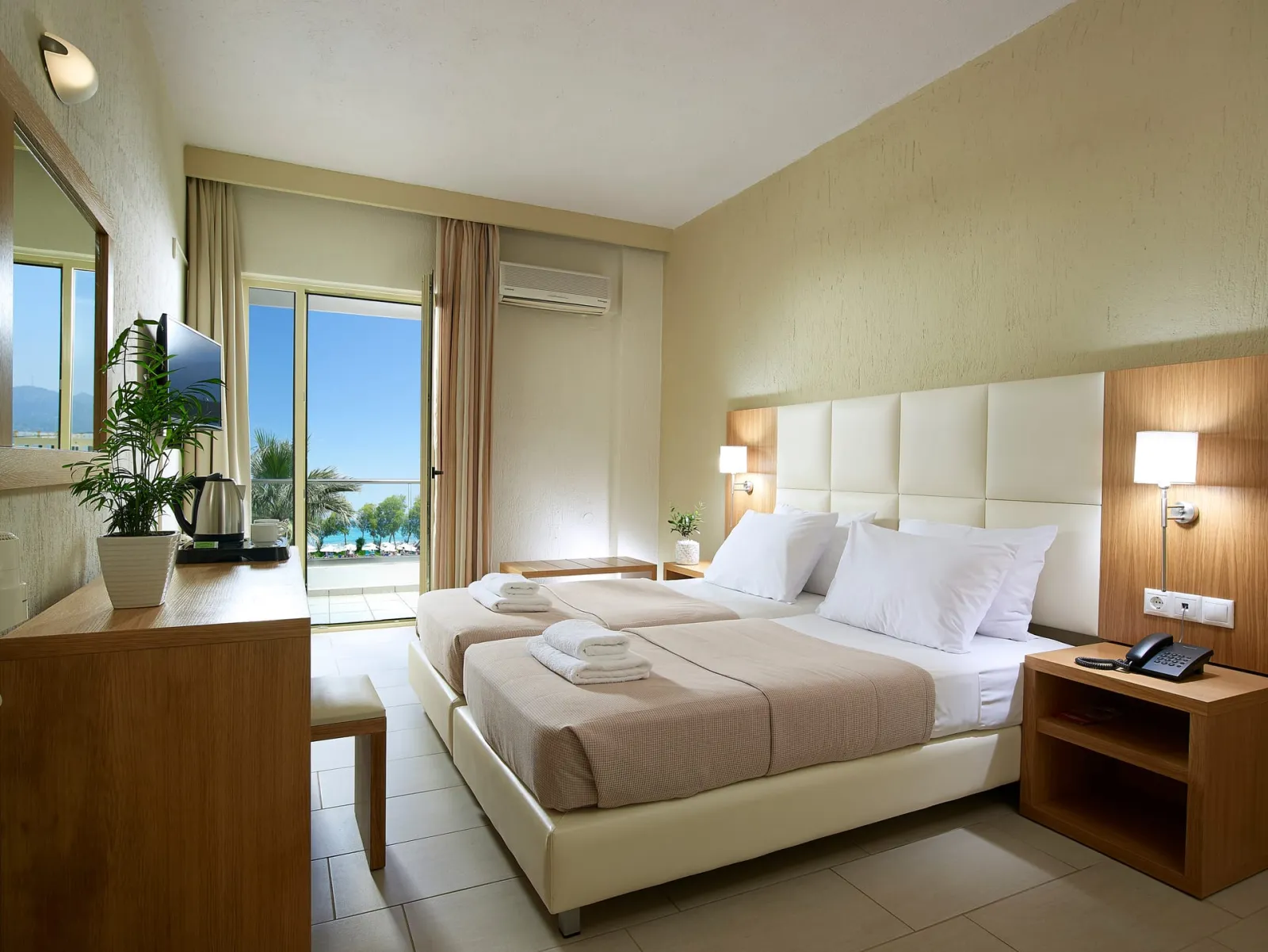 Malia Bay Beach Hotel & Bungalows, Malia, Grčka — Family Room Open Plan